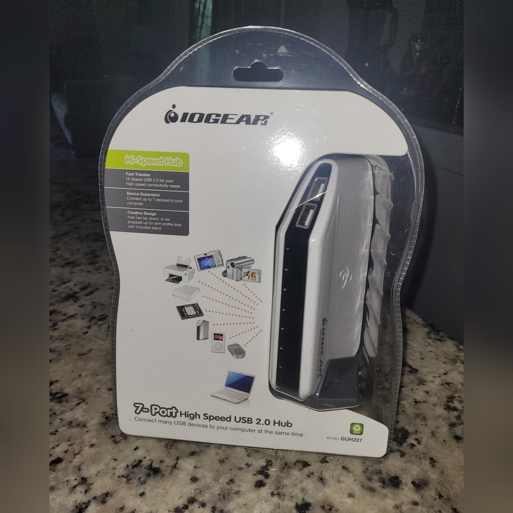 7-Port High Speed USB 2.0 Hub - Black and White